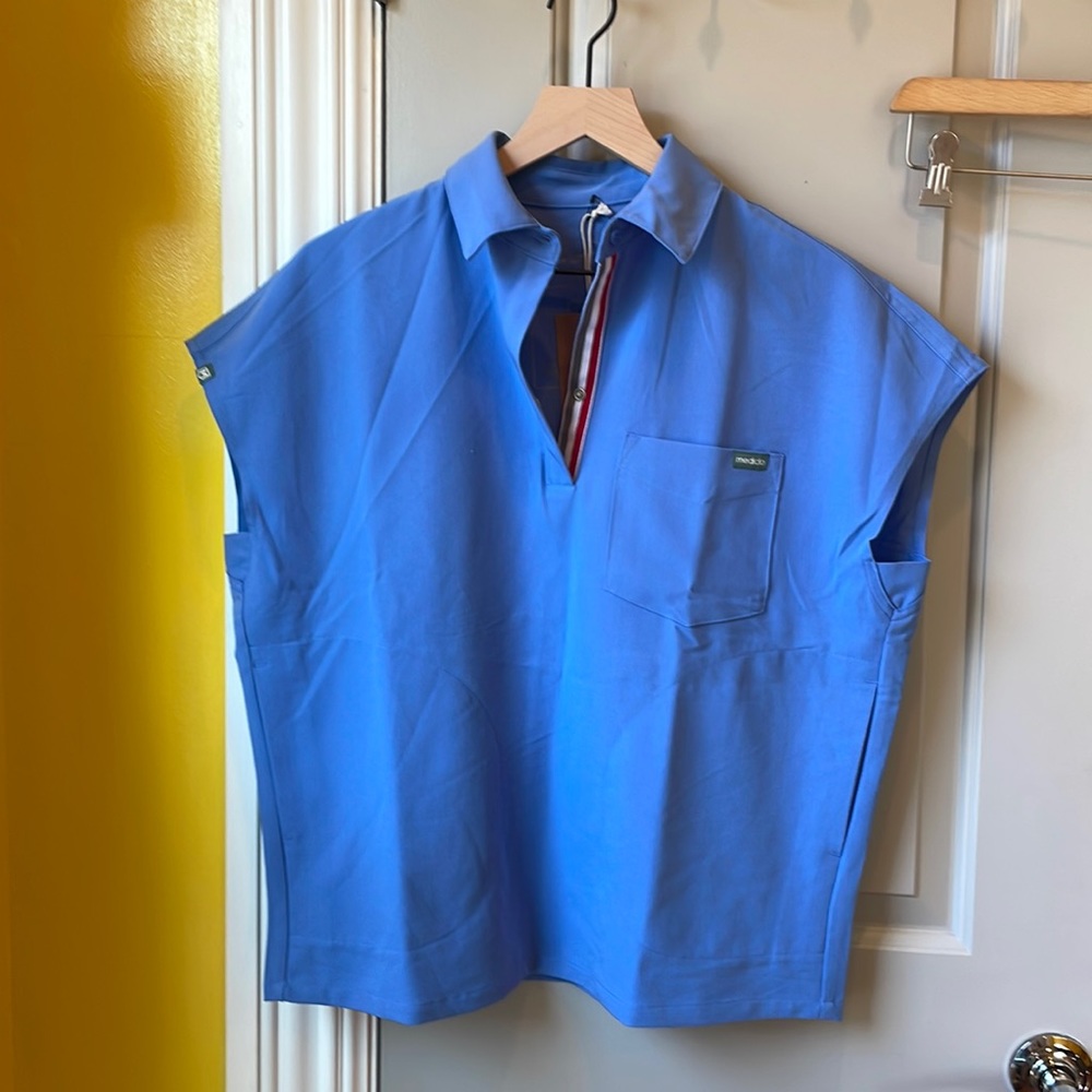 NWT MEDICLO SCRUB TOP Size S